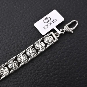 Gucci bracelet silver metal chain link with engraved details and lobster clasp accessory