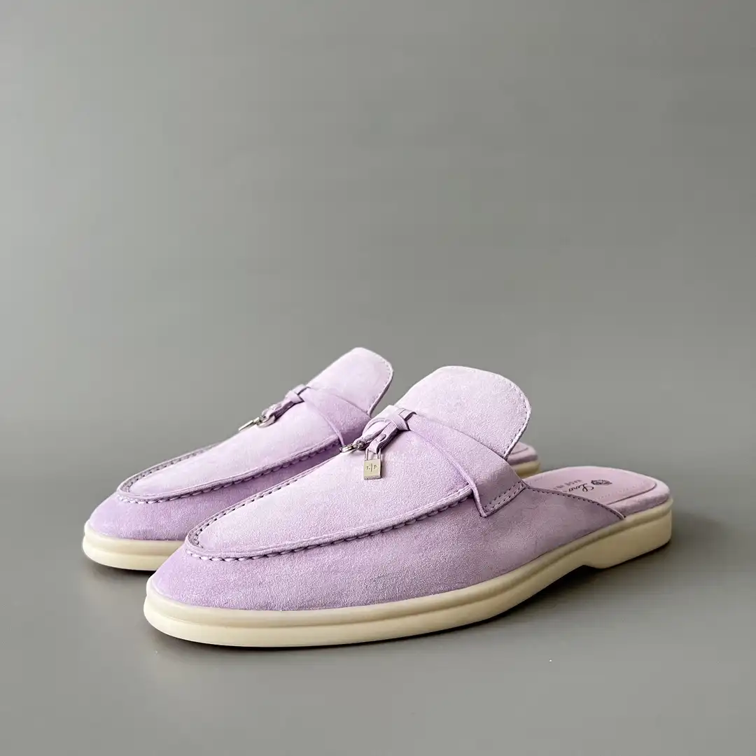 Loro Piana has a round head and a low cut, half dragged light purple color.Code: 4