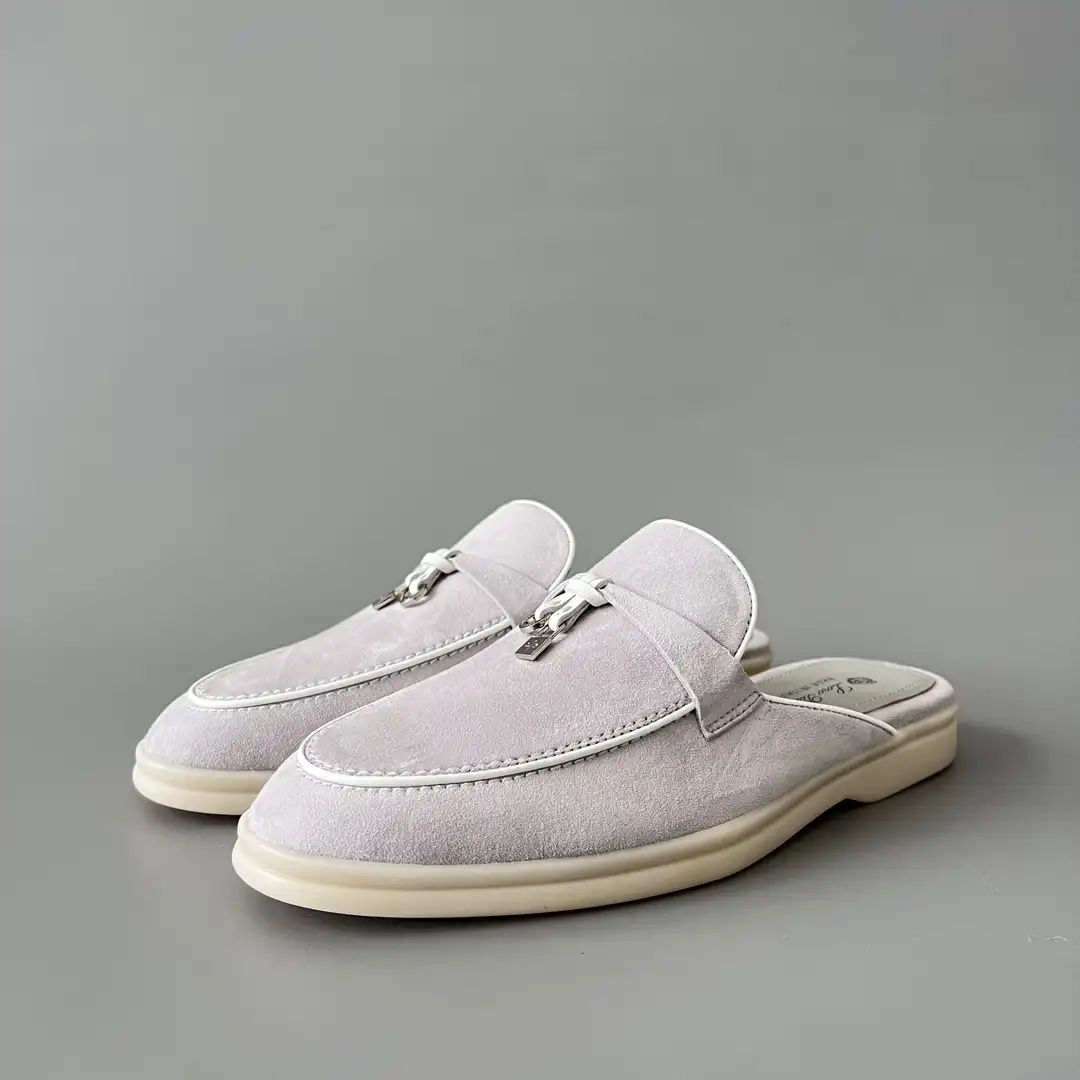 Loro Piana has a round head and a low cut, half dragged purple gray color.Code: 4