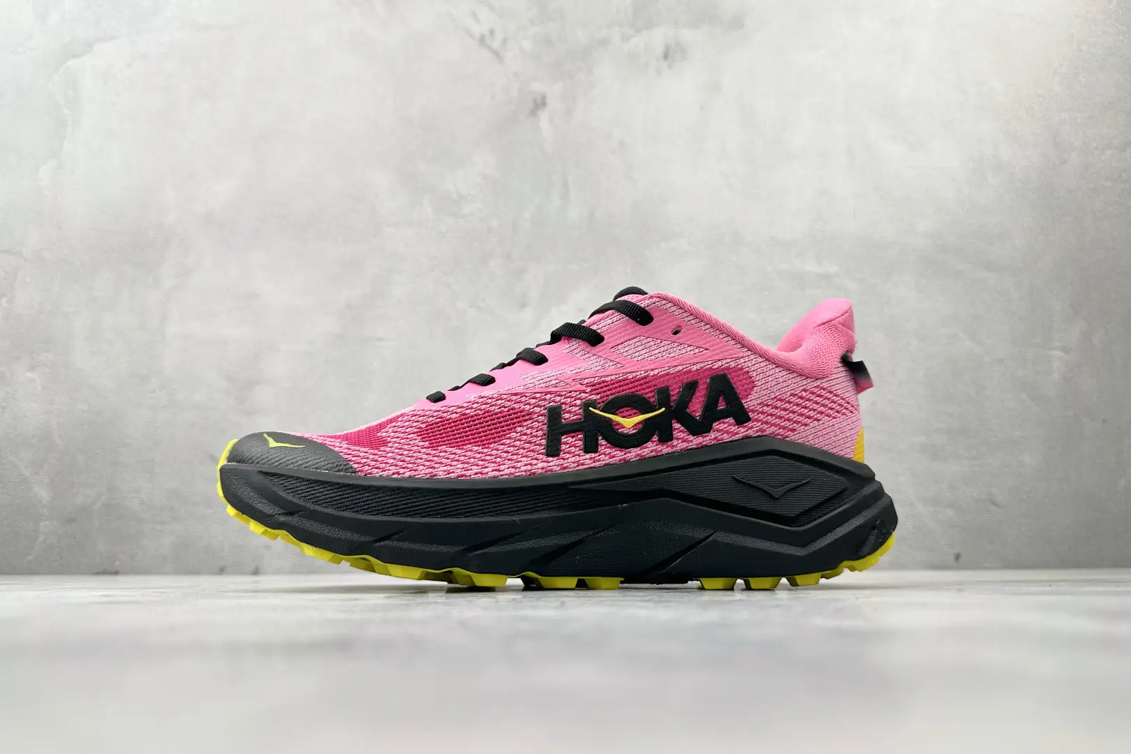 HOKA ONE ONE Challenger 8 Rose Pink
