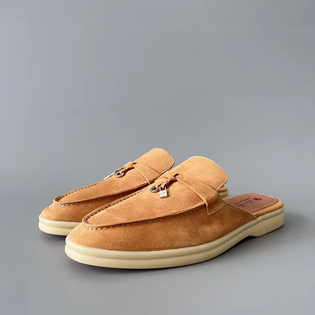 Loro Piana has a round head and a low cut, half dragging brown color.
Code: 46