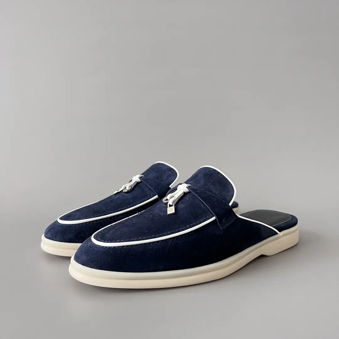 Loro Piana has a round head and a low cut, semi dragged blue and white color.
Code: 4