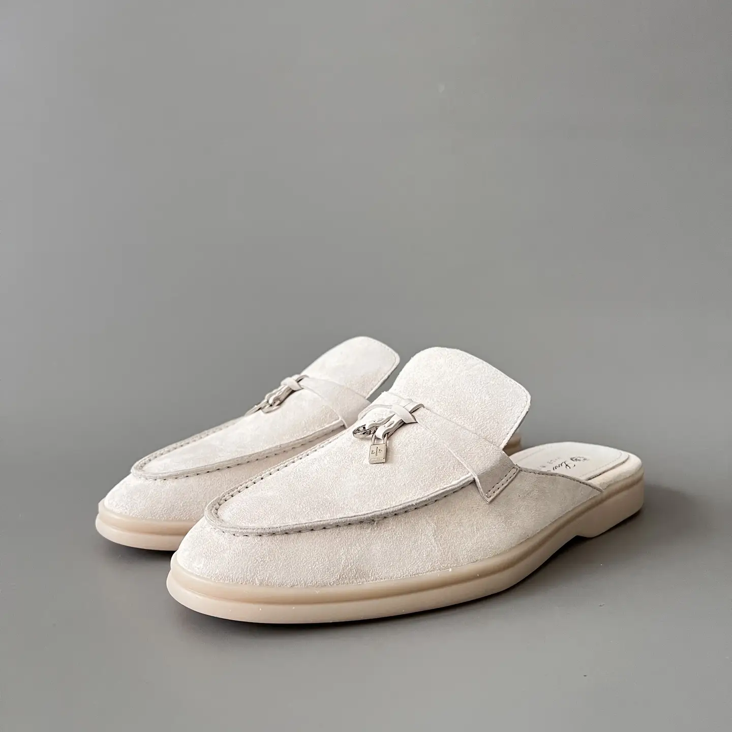 Loro Piana has a round head and a low cut, semi dragged natural color.
Code: 4
