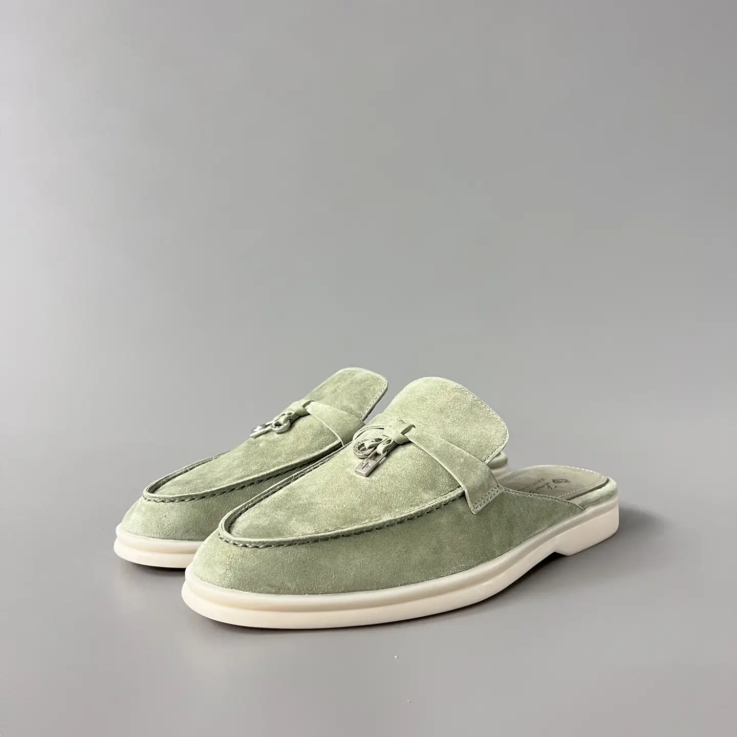 Loro Piana has a round head and a low cut, half dragged green color.
Code: 46